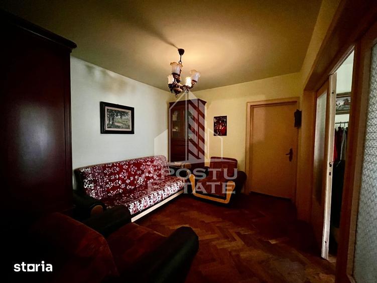 Apartament cu 4 camere semidecomandat, mobilat în Take Ionescu