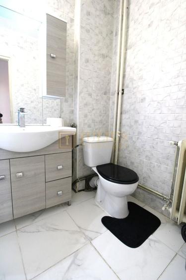 Apartament cu 4 camere semidecomandat, mobilat în Central