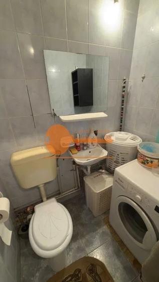 Apartament cu 3 camere semidecomandat, mobilat în Apusului
