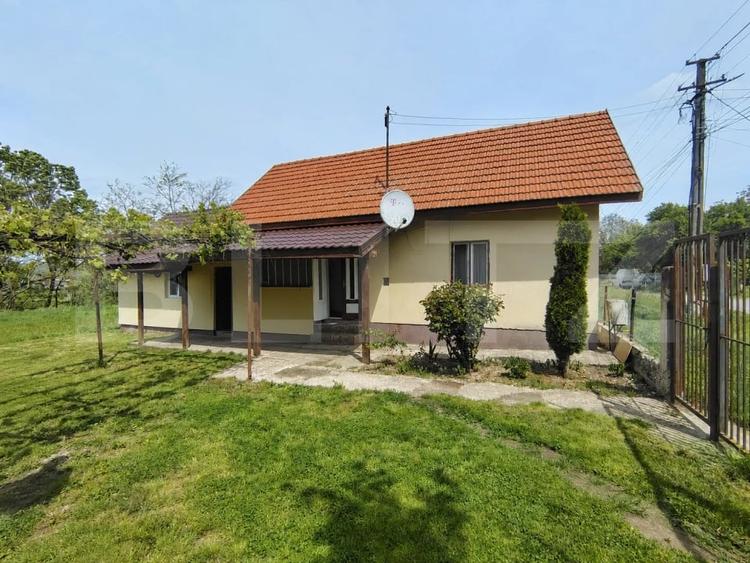 Casă individuală cu 2 camere cu Canalizare în Jucu de Sus