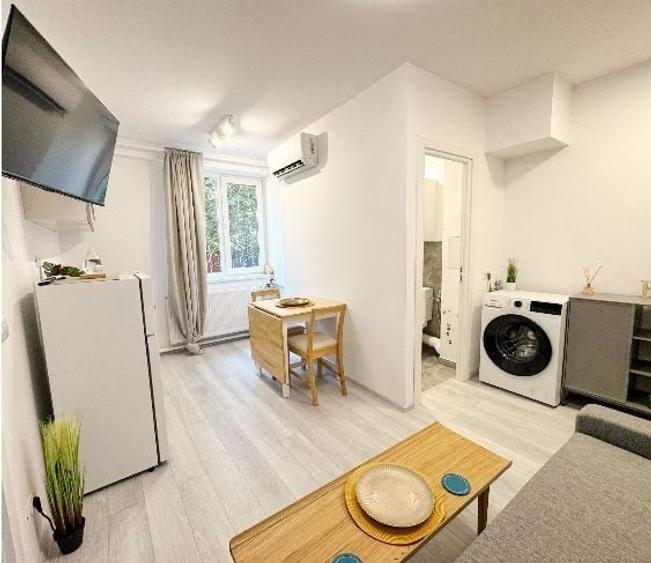 Apartament cu 2 camere semidecomandat, mobilat în Eroii Revoluției