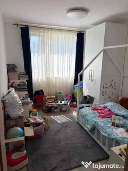 Apartament cu 3 camere decomandat în Răcădău