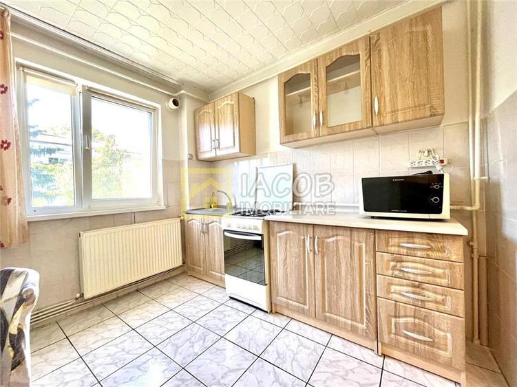 Apartament cu 2 camere semidecomandat, mobilat în Cornișa