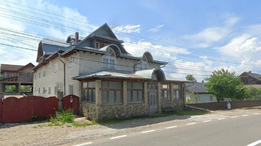 Casă individuală cu 8 camere cu Teren 296 Mp în Cornu Luncii