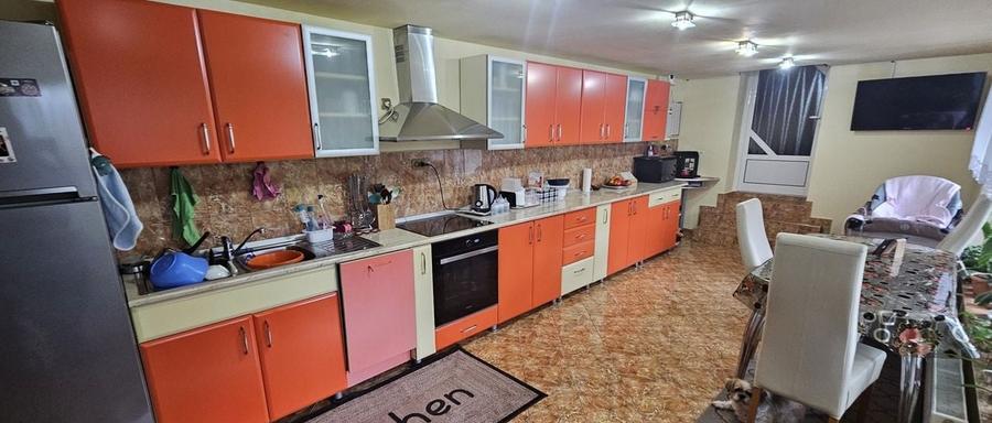 Casă individuală cu 6 camere cu Garaj în Cetate