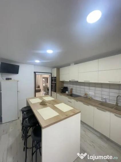 Casă cu 8 camere cu Piscina în Săsar