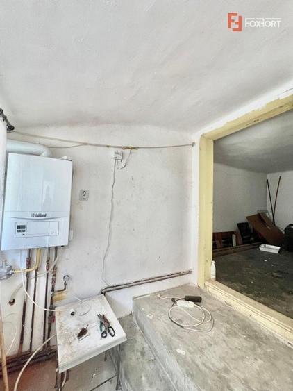 Casă individuală cu 6 camere cu Canalizare în Lipovei