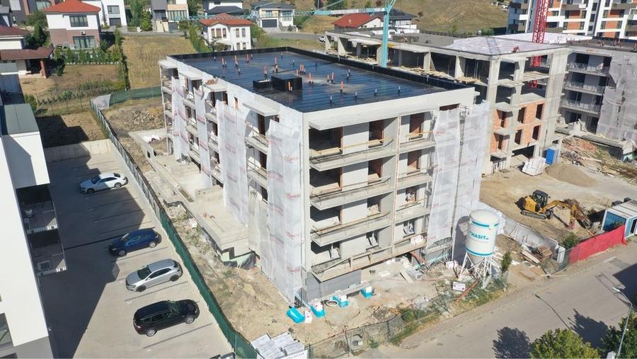 Apartament cu 3 camere semidecomandat în Nord