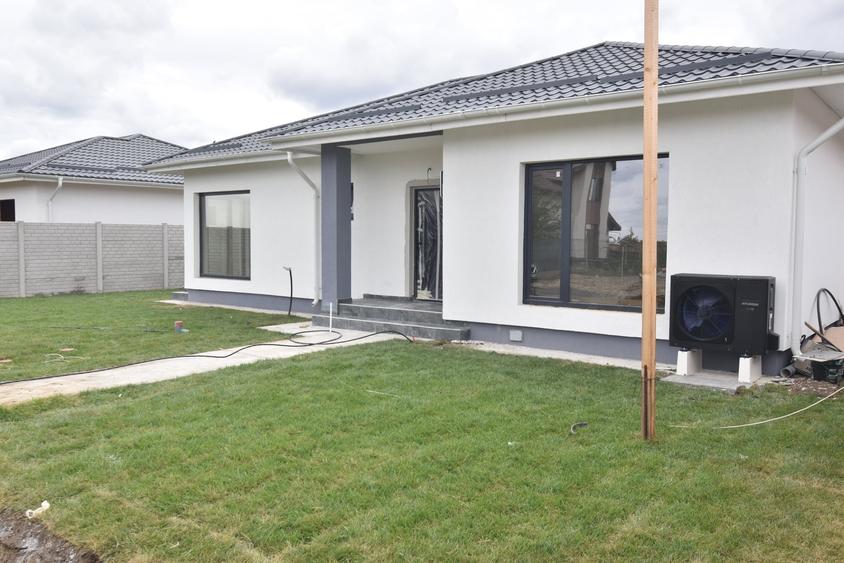 Casă individuală cu 4 camere cu Teren 400 Mp în Domnești