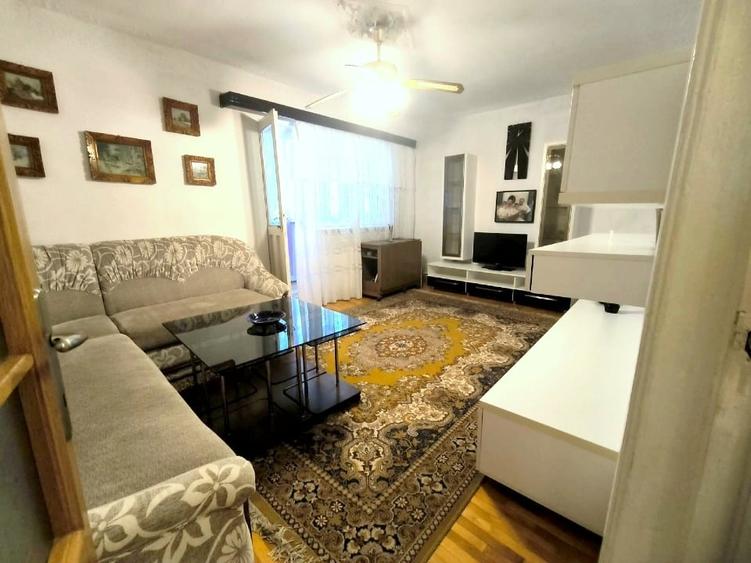 Apartament cu 3 camere decomandat, mobilat în