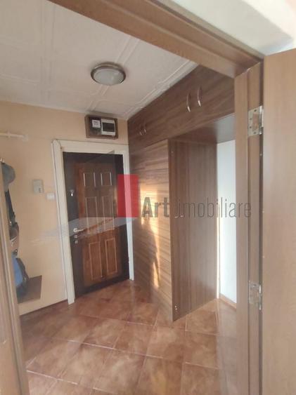 Apartament cu 3 camere semidecomandat în Alexandru Obregia