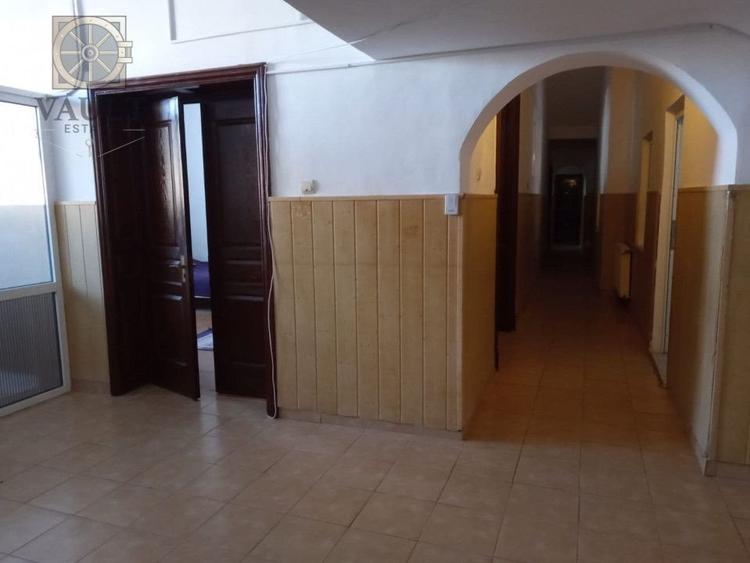 Casă individuală cu 12 camere cu Canalizare în Tineretului
