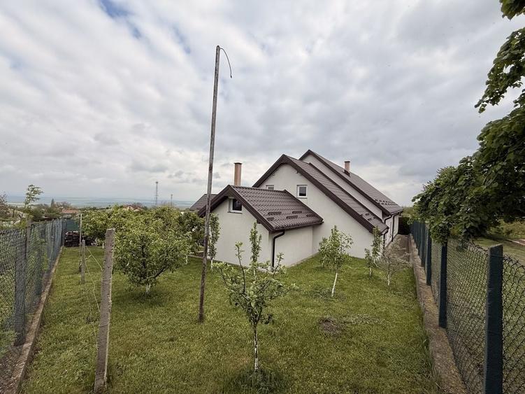Casă cu 4 camere în Deleni