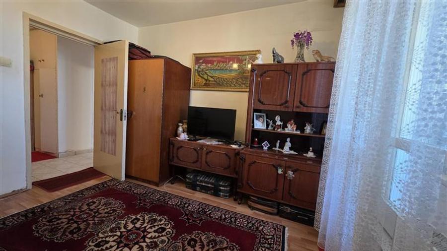 Apartament cu 3 camere semidecomandat în Astra