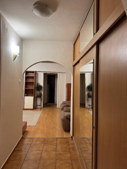 Apartament cu 3 camere semidecomandat, mobilat în Tineretului