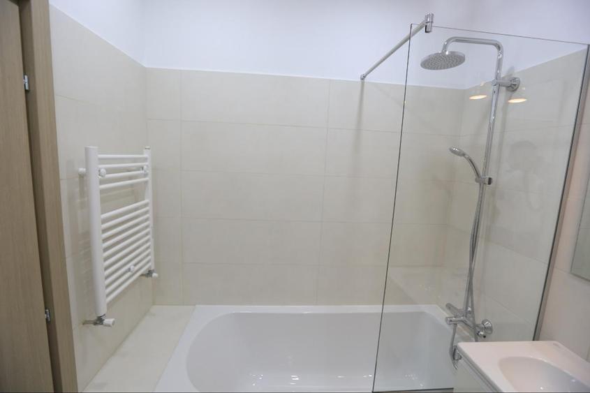 Apartament cu 2 camere semidecomandat, mobilat în Banu Manta