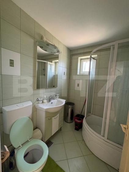 Apartament cu 3 camere semidecomandat, mobilat în Moreni