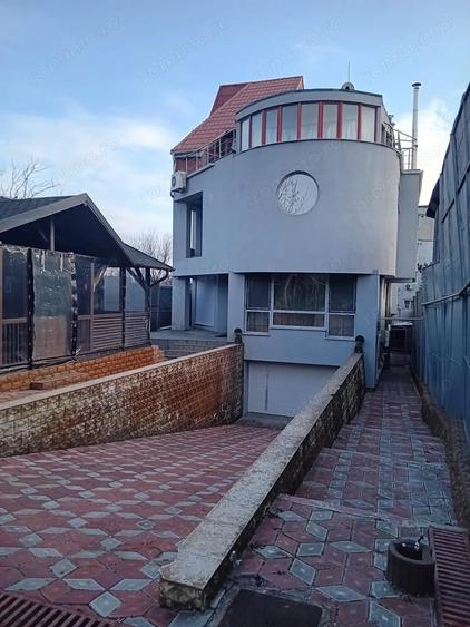 Casă cu 8 camere cu Teren 776 Mp în Central