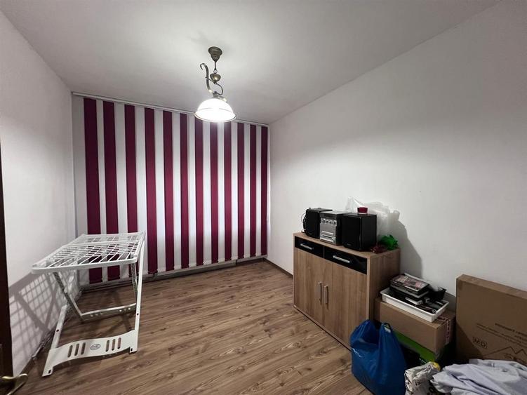 Apartament cu 3 camere decomandat în Calea Moldovei