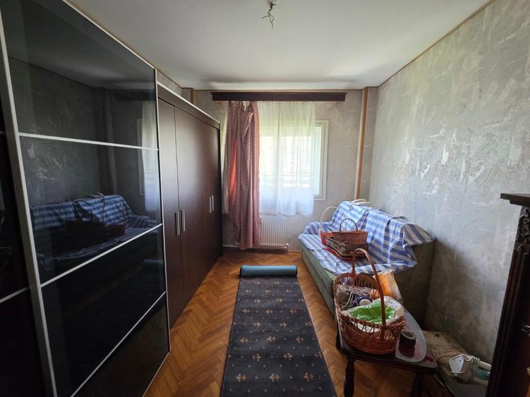 Apartament cu 3 camere decomandat în Tineretului