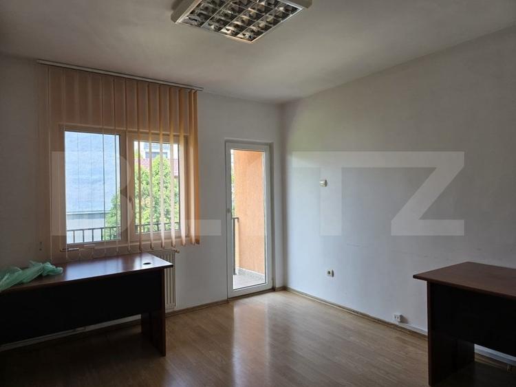 Casă individuală cu 9 camere cu Canalizare în Semicentral