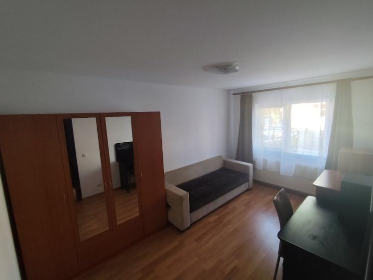 Apartament cu 3 camere semidecomandat, mobilat în Tractorul