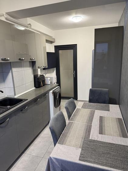Apartament cu 3 camere decomandat, mobilat în Central