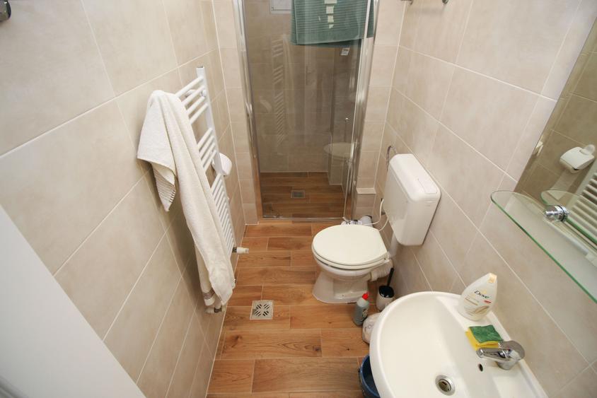 Casă cu 7 camere cu Teren 386 Mp în Platoul Izvor