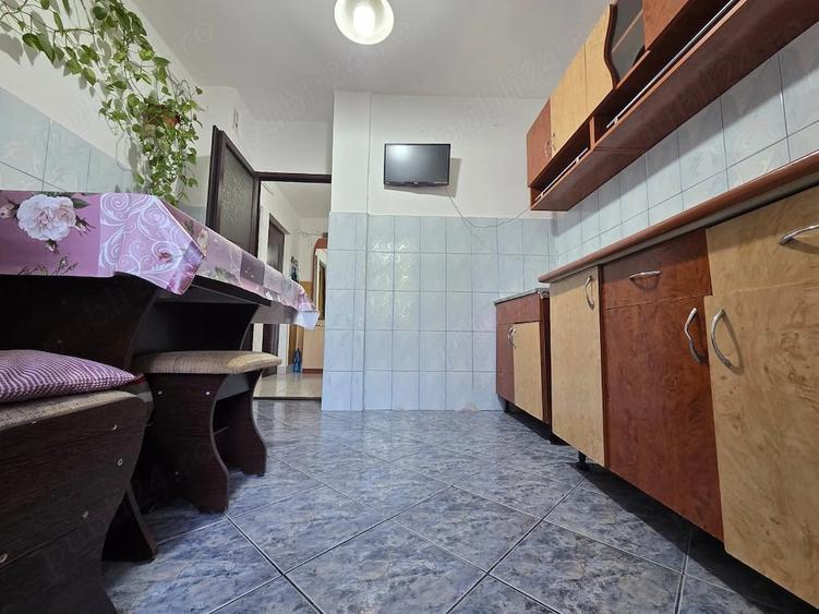 Apartament cu 3 camere decomandat în E3