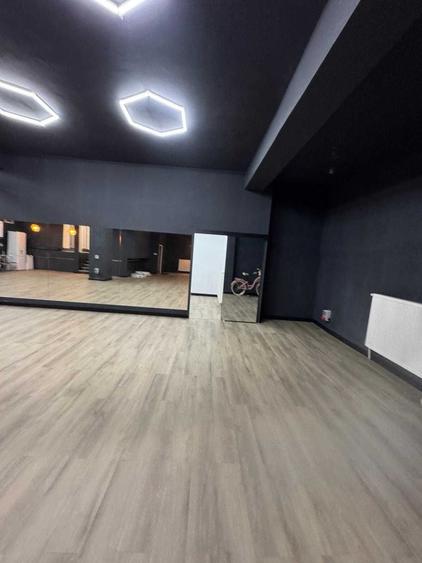 Spațiu comercial, de 350 mp, în Runcu
