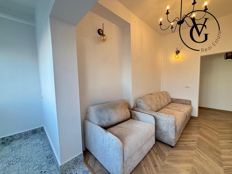 Apartament cu 5 camere semidecomandat, mobilat în P-ța Universității