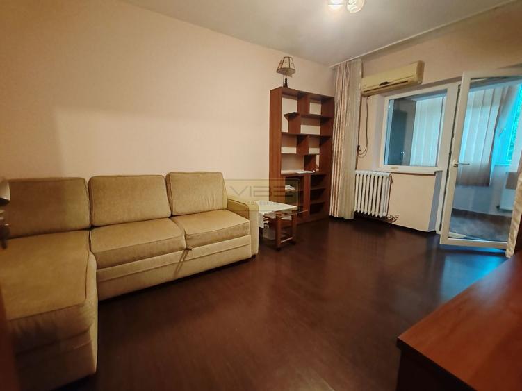 Garsonieră decomandată, mobilată în Nicolina