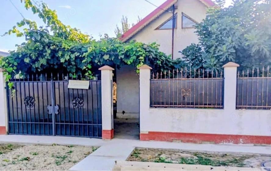 Casă cu 4 camere cu Teren 650 Mp în Lacu Sărat