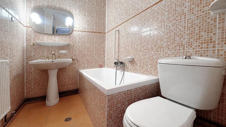 Apartament cu 4 camere decomandat în Noua