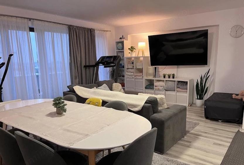 Apartament cu 4 camere decomandat în Noua