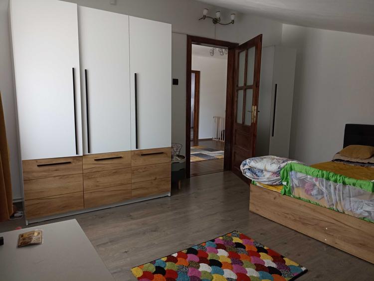 Casă cu 4 camere cu Teren 300 Mp în Central
