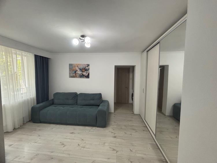 Apartament cu 2 camere semidecomandat în Craiovei
