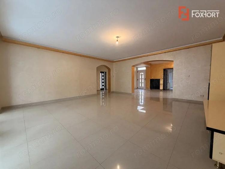 Casă cu 11 camere cu Teren 610 Mp în Central