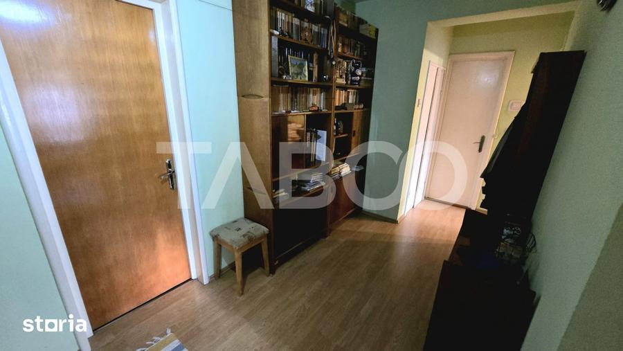 Apartament cu 3 camere decomandat, mobilat în Ștrand
