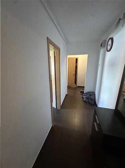 Apartament cu 3 camere semidecomandat, mobilat în Aradului