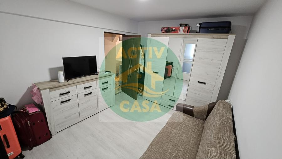 Apartament cu 3 camere decomandat în Est
