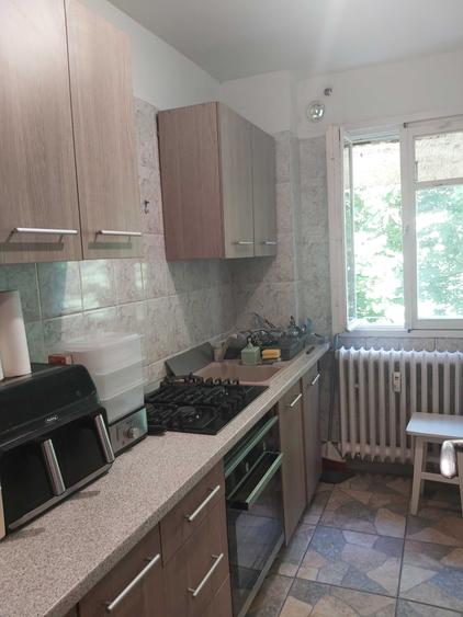 Apartament cu 3 camere semidecomandat în Berceni