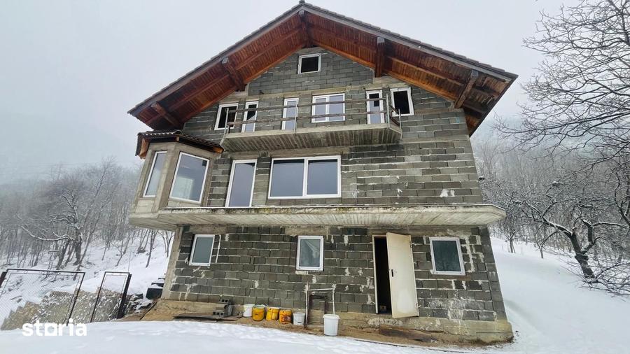 Casă cu 7 camere cu Teren 700 Mp în Central