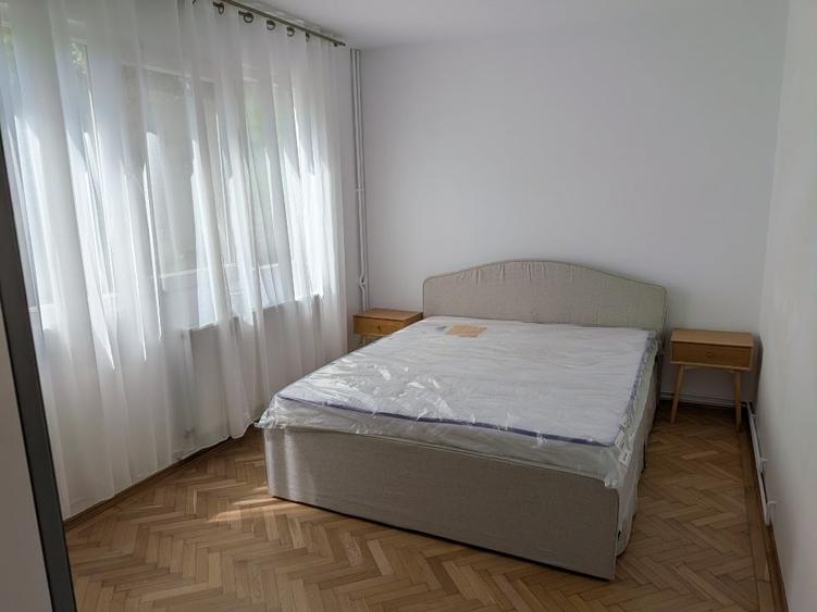Apartament cu 3 camere semidecomandat, mobilat în Take Ionescu