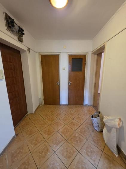 Apartament cu 4 camere semidecomandat în Titan