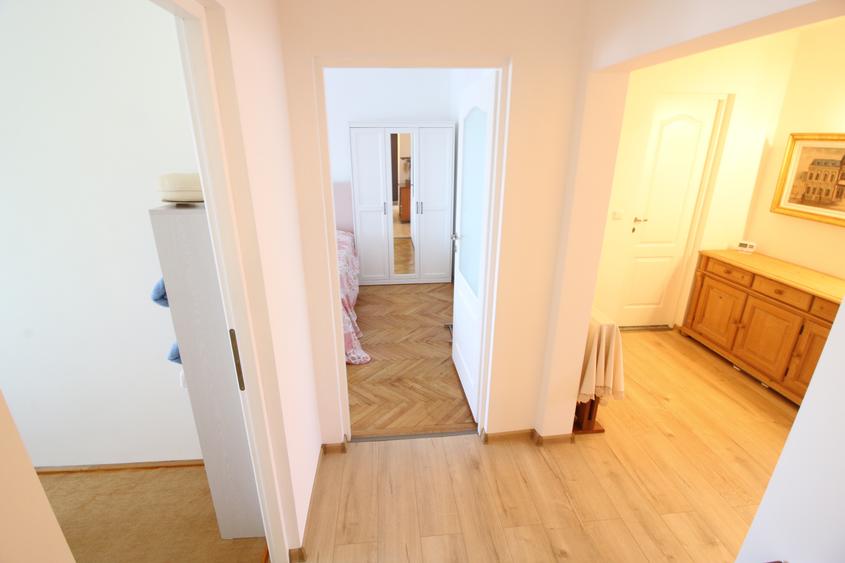 Apartament cu 4 camere decomandat, mobilat în Piața Centrală