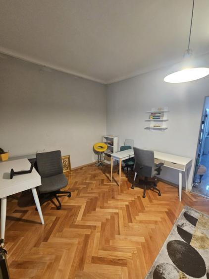 Apartament cu 3 camere semidecomandat, mobilat în Central
