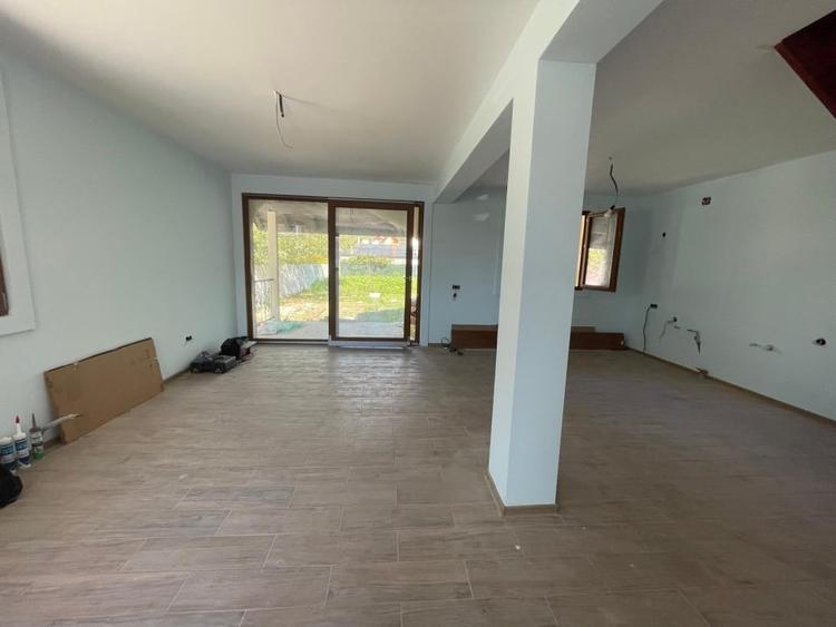Casă individuală cu 4 camere cu Canalizare în Est