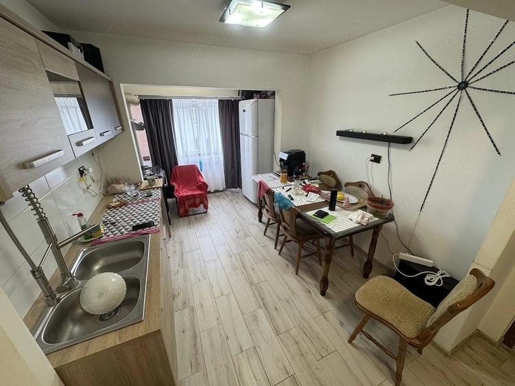 Apartament cu 3 camere decomandat în Poarta 6