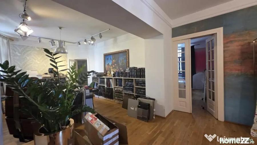 Apartament cu 5 camere decomandat în Moșilor